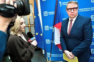 Milionová kauza a uhýbání slibům. Juchelkova ministerská éra je v ohrožení - Seznam Zprávy